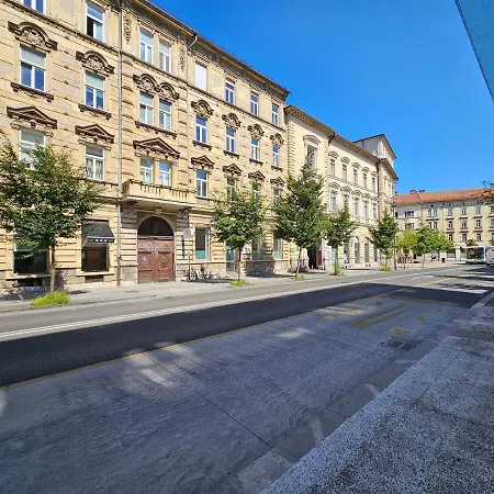 Апартаменты Chic Wendy In Centre Tour As *