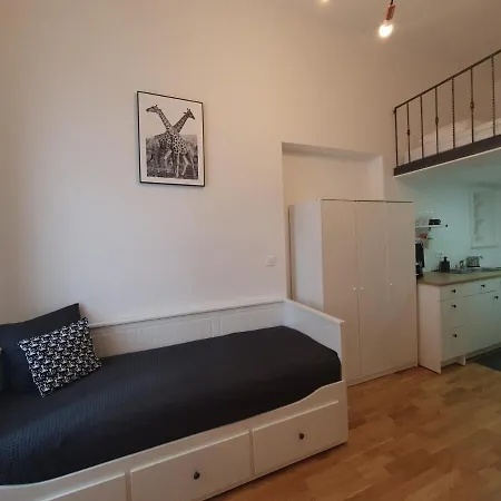 Chic Wendy In Centre Tour As