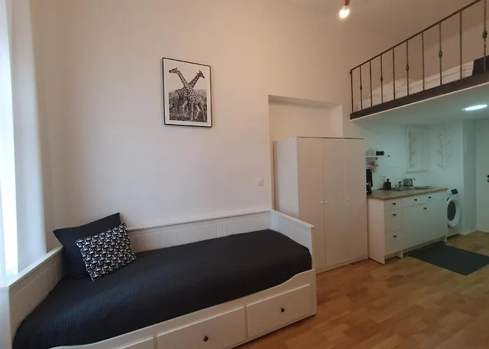 Chic Wendy In Centre Tour As