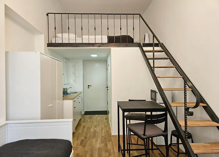 Chic Wendy In Centre Tour As