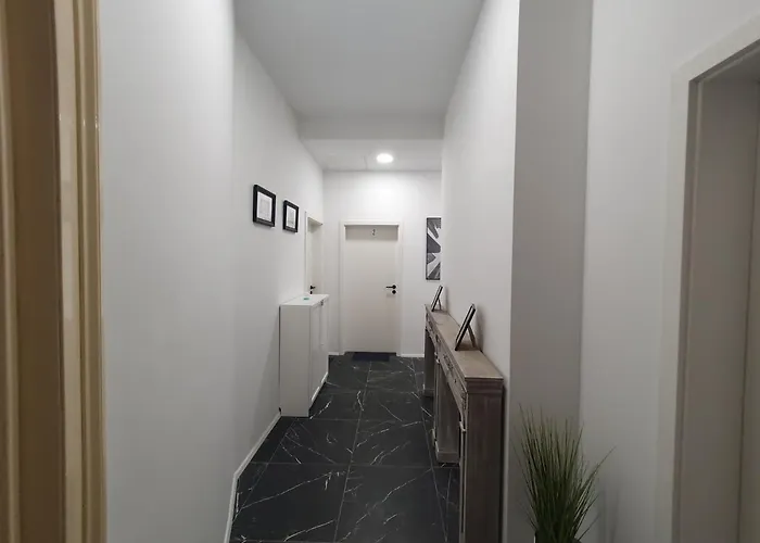 Chic Wendy In Centre Tour As Lublaň